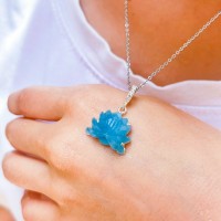 MẶT DÂY CHUYỀN HOA AQUAMARINE MANG LẠI MAY MẮN .