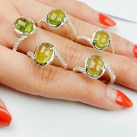 Nhẫn đá tourmaline xanh lá bọc khung bạc ta