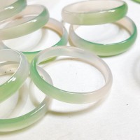 Vòng tay chalcedony xanh trắng được coi là loại đá giá trị nhất