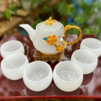 BỘ ÁM TRÀ ĐÁ MÃ NÃO TRẮNG LY TRƠN, ĐẾ CHẠM KHẮC BÔNG HOA HƯỚNG DƯƠNG BIỂU TƯỢNG CHO LÒNG CHUNG THUỶ, HẠNH PHÚC.