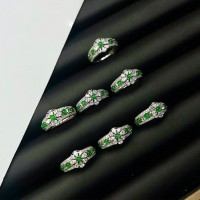 Nhẫn hoa mai đính viền hạt phỉ thuý lục đế vương