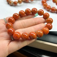Vòng tay ngọc huyết uyên ương tạo vẻ đẹp ấn tượng.