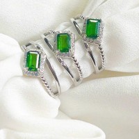 Nhẫn bạc chuẩn đá Diopside, tông xanh chủ đạo tôn lên vẻ đẹp sang trọng cho chị em  