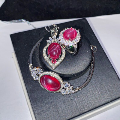 SET BỘ ĐÁ RUBY THÁI GỒM VÒNG TAY , NHẪN , MẶT DÂY CHUYỀN . ĐẲNG CẤP QUÝ PHÁI SANG TRỌNG ĐỐN TIM CHỊ EM PHỤ NỮ