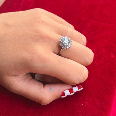 NHẪN MOISSANITE LÀ NHỮNG CHIẾC KIM CƯƠNG ĐA SẮC ẨN CHỨA MỘT VẺ ĐẸP KIÊU SA VÀ TINH TẾ TÔN LÊN VẺ ĐẸP NGƯỜI ĐEO .