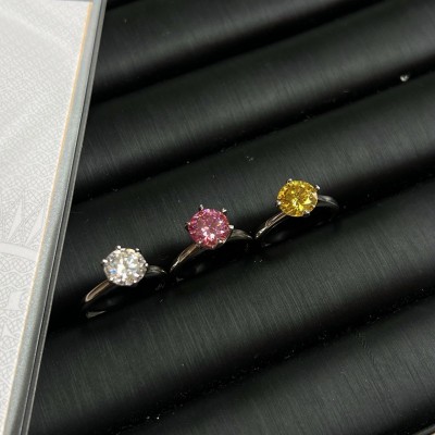 Nhẫn kim cương moissanite được biết đến với sự lấp lánh 