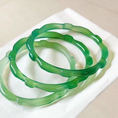 Vòng tay chalcedony chạm xanh lá sở hữu vẻ đẹp thanh tao