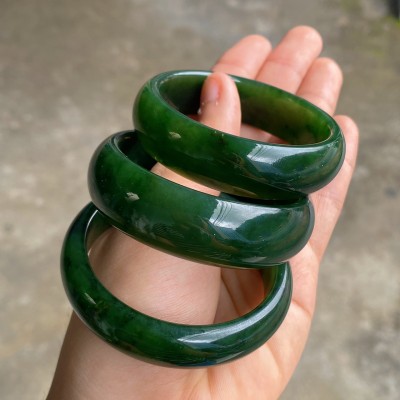 VÒNG TAY BẢN ĐÁ NGỌC BÍCH CÓ NHIỀU SIZE 53MM, 54MM, 56MM CHO CHỊ EM LỰA CHỌN, HỢP TẤT CẢ CÁC MỆNH NHANH TAY SỞ HỮU NGAY NHÉ.