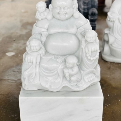 Tượng di lặc ngồi với các chú tiểu đá trắng nguyên khôi cao 90cm ngang 60cm T3661