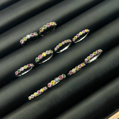 Nhẫn tourmaline đa sắc bọc bạc viền mang vẻ đẹp nữ tính, sang trọng