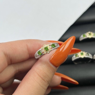 Nhẫn diopside cánh hoa ánh xanh mát lạnh.