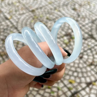 Vòng tay Chalcedony bản hẹ trắng ánh xanh