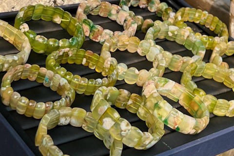 VÒNG TAY BẢN VUÔNG ĐÁ HOA ANH ĐÀO MANG LẠI Ý NGHĨA GÌ TRONG PHONG THỦY?