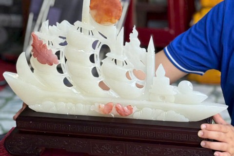 Quà Tặng Tân Gia & Khai Trương Đẳng Cấp: Bức Cảnh Đá Ngọc Thuận Buồm Xuôi Gió Nguyên Khối