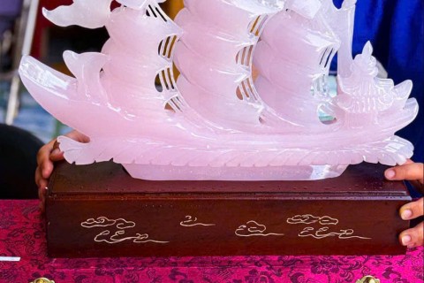Thuyền Buồm Onyx Hồng  – Biểu Tượng Thuận Buồm Xuôi Gió, Đón Tài Lộc