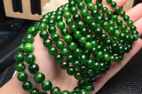 VÒNG TAY ĐÁ DIOPSIDE LÀ GÌ ? PHÙ HỢP VỚI MỆNH NÀO ?