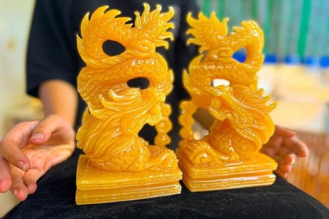 Rồng Ngọc Hoàng Long gia tăng quyền uy,đem đến sự thông thái, tầm nhìn sâu rộng cho các Sếp lớn , người lãnh đạo. 