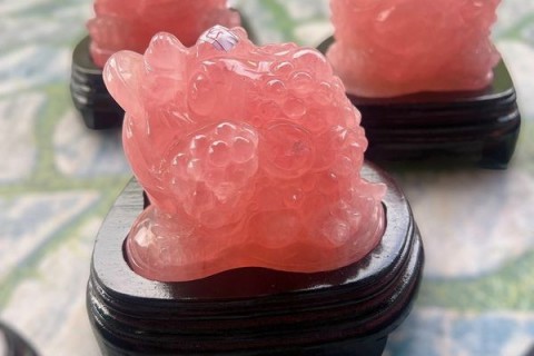 Ý NGHĨA PHONG THUỶ CỦA CÓC THIỀM THỪ ĐÁ THẠCH ANH HỒNG 