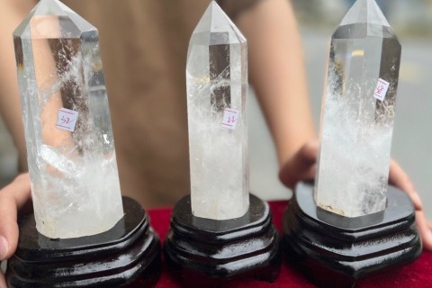 TRỤ ĐÁ THẠCH ANH TRẮNG - MANG Ý NGHĨA ĐẶT BIỆT TRONG PHONG THUỶ