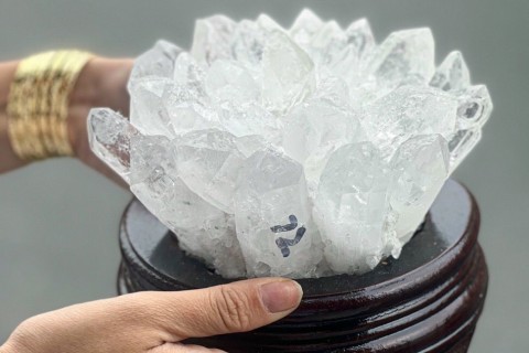 HỐC ĐÁ THẠCH ANH TRẮNG - TƯỢNG TRƯNG CHO VẺ ĐẸP TRONG TRẮNG