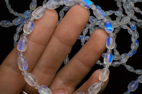 VÒNG TAY ĐÁ MẶT TRĂNG HỢP VỚI MỆNH GÌ TRONG PHONG THUỶ 