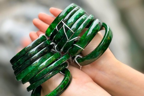 VÒNG TAY BẢN NGỌC CẨM THẠCH THIÊN NHIÊN TRANG SỨC ĐƯỢC ƯA CHUỘNG BỞI NÉT ĐẸP ĐẲNG CẤP NGHỆ THUẬT - MANG Ý NGHĨA TỐT TRONG PHONG THUỶ