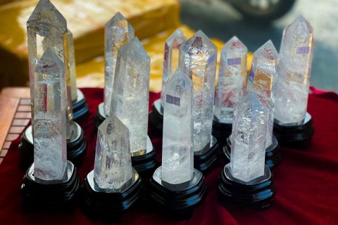 NHỮNG ĐIỀU BẠN CẦN BIẾT KHI SỬ DỤNG TRỤ THẠCH ANH TRẮNG TRONG PHONG THUỶ