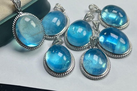MẶT DÂY CHUYỀN ĐÁ AQUAMARINE - BIỂU TƯỢNG CỦA TÌNH YÊU VÀ HẠNH PHÚC