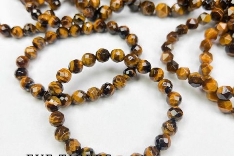 VÒNG TAY ĐÁ MẮT HỔ HỢP MỆNH NÀO ?