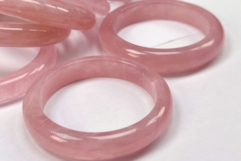 VÒNG TAY THẠCH ANH HỒNG DÒNG ĐÁ TƯỢNG TRƯNG CHO TINH YÊU