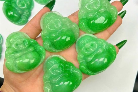 MẶT DÂY CHUYỀN PHẬT DI LẶC NGỌC CẨM THẠCH MANG LẠI Ý NGHĨA GÌ TRONG PHONG THUỶ?