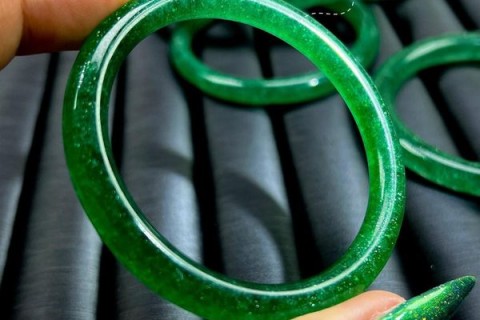 TÁC DỤNG VÀ Ý NGHĨA PHONG THUỶ KHI SỬ DỤNG VÒNG TAY THẠCH ANH DÂU TÂY XANH