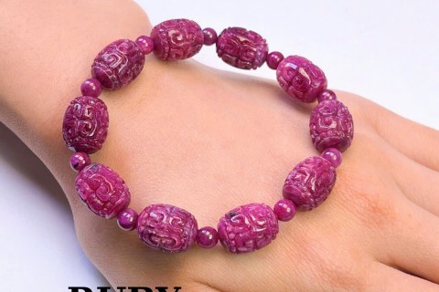 RUBY CHẠM HỒ LY CÓ Ý NGHĨA NHƯ THẾ NÀO TRONG PHONG THỦY  