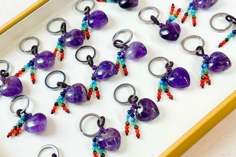 MÓC KHOÁ TREO XE HÌNH TRÁI TIM BẰNG THẠCH ANH TỰ NHIÊN NHIỀU MÀU XANH,HỒNG, TÍM , VÀNG MÓN QUÀ THỂ HIỆN TÌNH YÊU THƯƠNG ĐẶC BIỆT DÀNH CHO NGƯỜI THÂN, BẠN BÈ ,.....