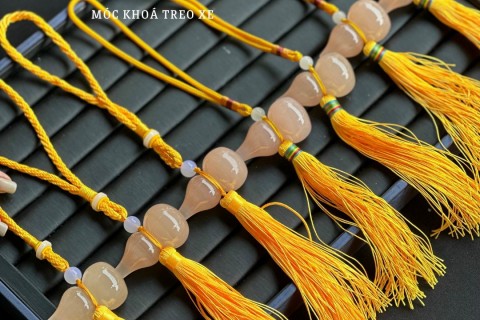 MÓC KHÓA TREO XE ĐÁ ONYX HỒNG TÁC DỤNG VÀ Ý NGHĨA PHONG THỦY GÌ