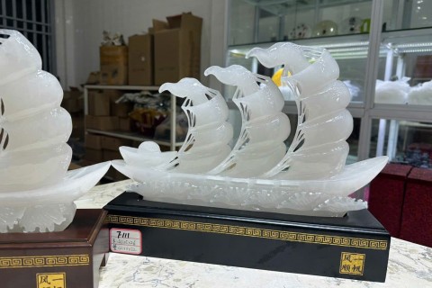 BỨC CẢNH THUYỀN BUỒM ĐÁ BẠCH NGỌC TRONG PHONG THUỶ CÓ Ý NGHĨA GÌ?