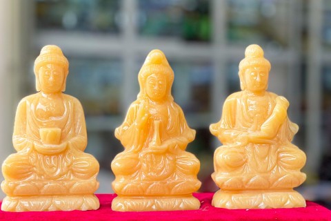 Bí Ẩn Tây Phương Tam Thánh: Ý Nghĩa Tâm Linh Sâu Sắc Của Bộ Tam Thế Phật Dáng Ngồi Đá Tự Nhiên Khi Trưng Bày Tại Gia