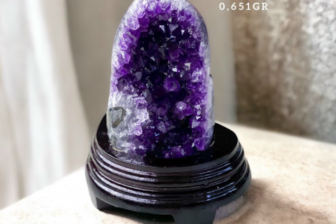 MỆNH HỎA VÀ MỆNH THỔ SỬ DỤNG ĐÁ THẠCH ANH TÍM ĐẶC BIỆT CÓ Ý NGHĨA GÌ? 