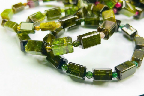 TẠI SAO BẠN NÊN SỞ HỮU MỘT CHIẾC VÒNG TAY TOURMALINE XANH? 