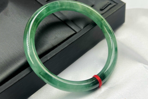 ĐÁ CẨM THẠCH LÀ GÌ? TÁC DỤNG VÀ Ý NGHĨA PHONG THỦY MÀ AI ĐEO CẨM THẠCH CŨNG NÊN BIẾT 