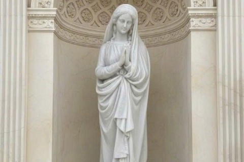 Đức Mẹ Ban Ơn: Khi Sự Tĩnh Lặng Của Đá Chữa Lành Những Tâm Hồn 