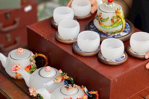 BỘ ẤM TRÀ BẰNG ĐÁ MÃ NÃO CHẠM HOA CÓ CÔNG DỤNG GÌ TRONG PHONG THỦY?