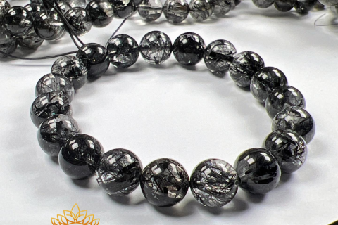 VÒNG TAY THẠCH ANH TÓC ĐEN MANG Ý NGHĨA GÌ? CÓ HỢP VỚI MỆNH KIM KHÔNG?