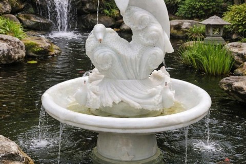 Vũ Khúc Đại Dương Giữa Lòng Vườn Phố: Khi Đá Cẩm Thạch Hóa Thân Thành Những Chú Cá Heo