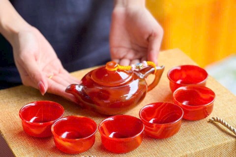 Bộ Ấm Trà Đá Mã Não Đỏ Hợp Mệnh Gì? Bí Quyết Chiêu Tài Cho Gia Chủ