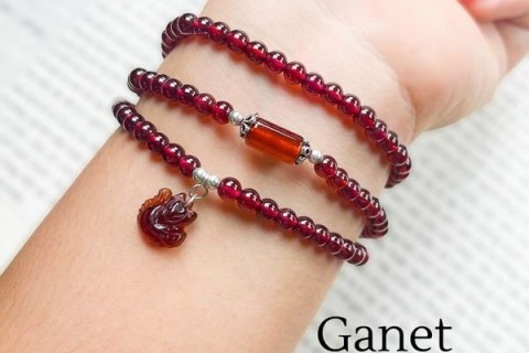 VÒNG TAY ĐÁ NGỌC HỒNG LỰU - THỂ HIỆN SỰ QUYỀN LỰC, QUÝ PHÁI