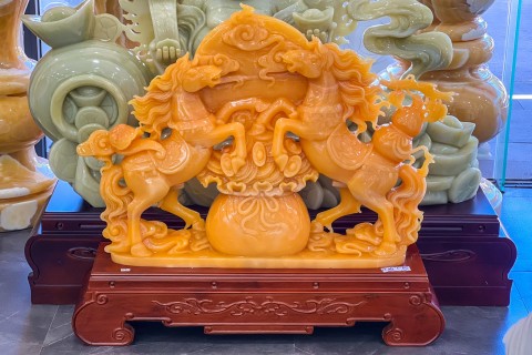 Ý NGHĨA TƯỢNG SONG MÃ ĐÁ NGỌC HOÀNG LONG TỰ NHIÊN NGUYÊN KHỐI
