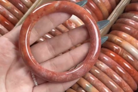 VẺ ĐẸP CỦA DÒNG VÒNG BẢN ĐÁ SAN HÔ ĐỎ ĐEM LẠI Ý NGHĨA GÌ CHO NGƯỜI SỞ HỮU TRONG PHONG THỦY 
