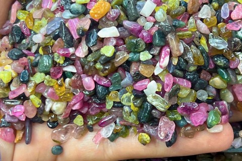 ĐÁ VỤN TOURMALINE CÓ Ý NGHĨA NHƯ THẾ NÀO TRONG PHONG THỦY NGÀY NAY 
