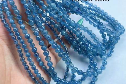 VÒNG TAY ĐÁ AQUAMARINE - BIỂN CẢ TINH KHÔI TRONG LÒNG BÀN TAY